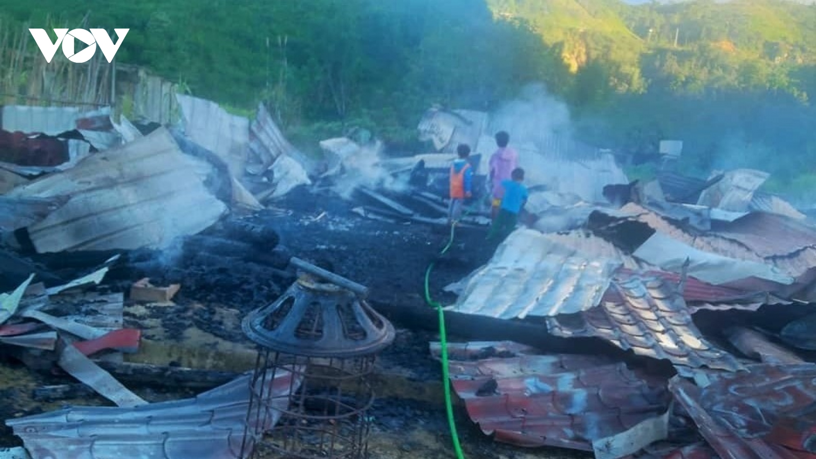 Cháy nhà trong đêm, vợ chồng giáo viên người Cơ Tu trắng tay